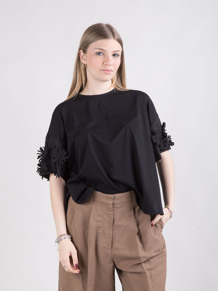 T-shirt over con dettaglio floreale
