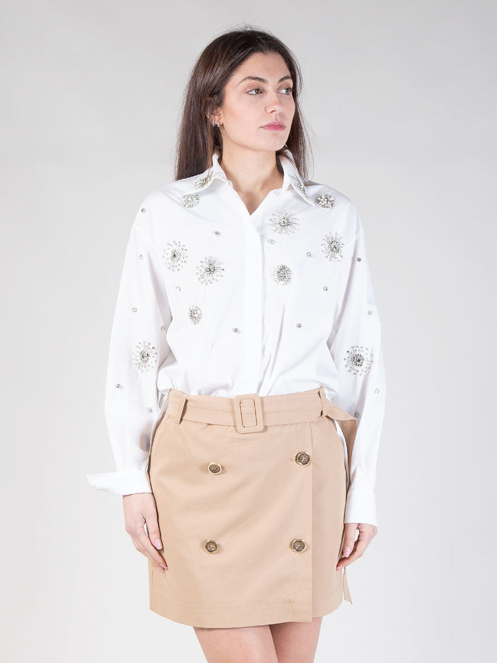 Camicia over bianca con ricami floreali