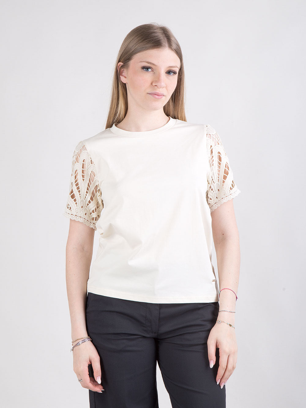 T-shirt in cotone con maniche in pizzo