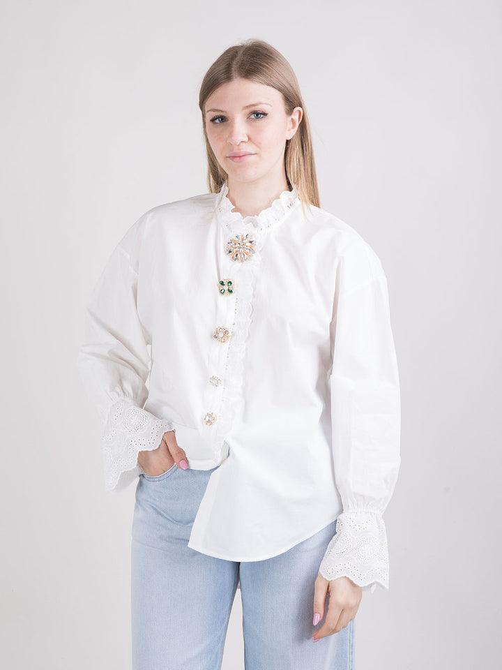 Camicia con bottoni gioiello e dettagli ricamati