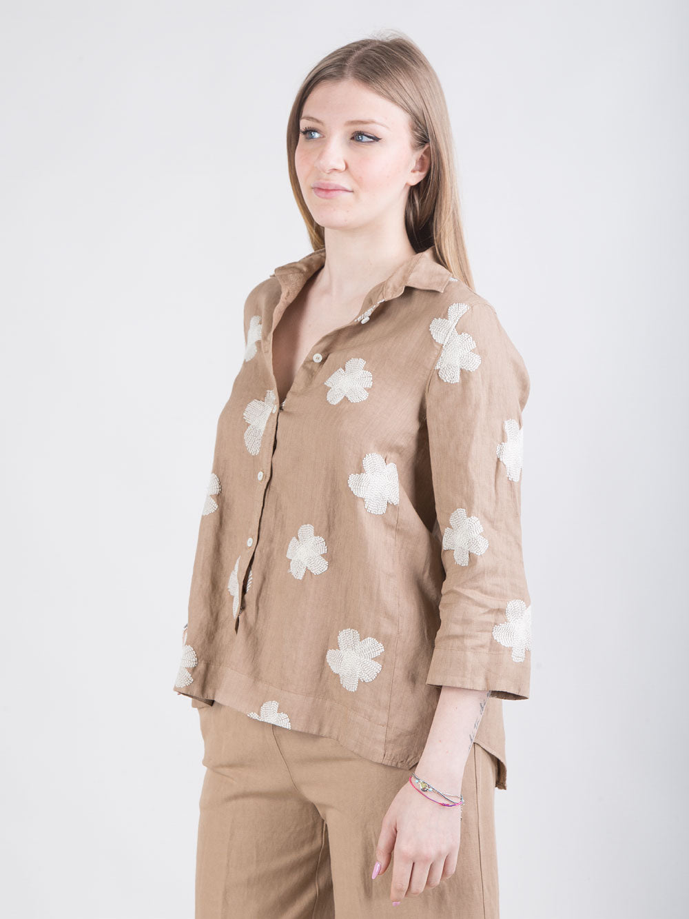 Camicia in lino con ricami floreali