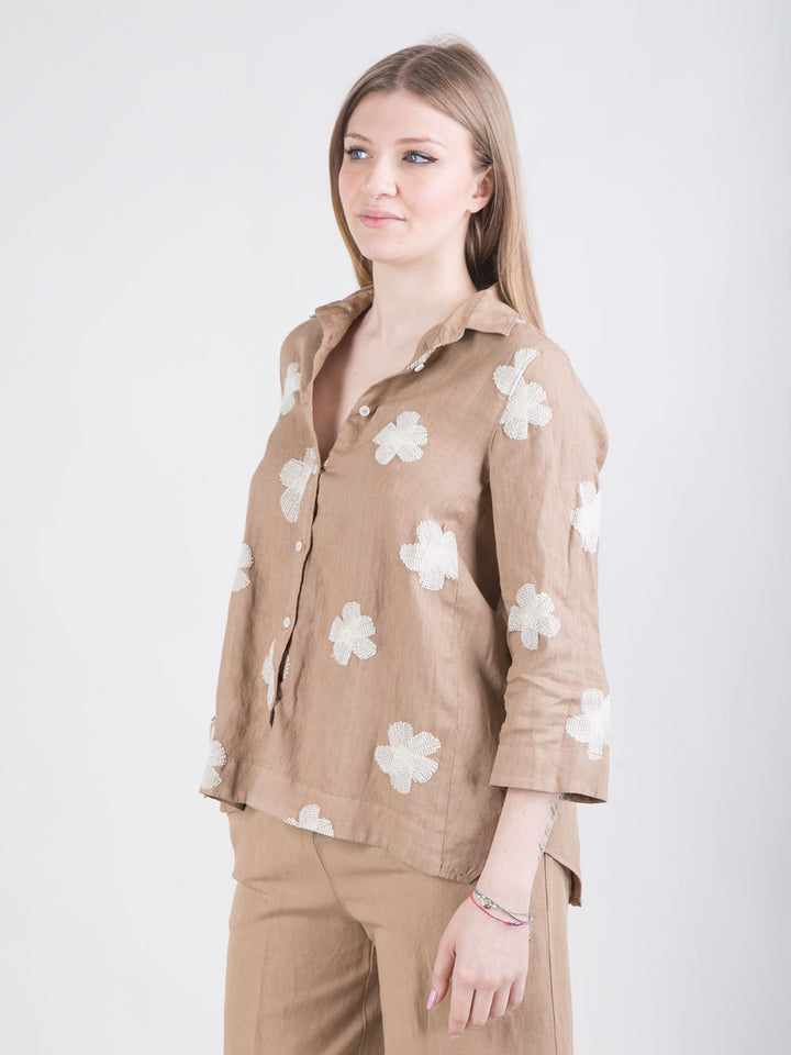 Camicia in lino con ricami floreali