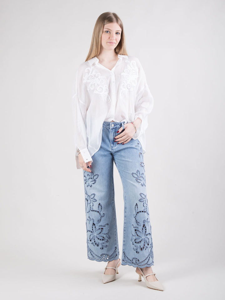 Jeans con ricamo traforato floreale