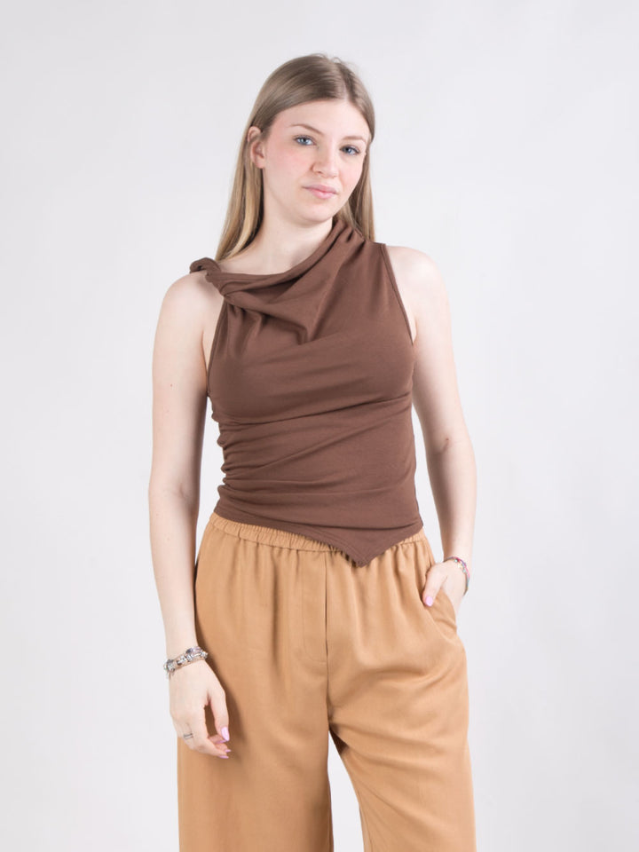 Top nero smanicato con nodo