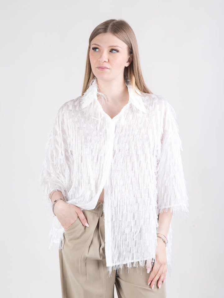 Camicia over stondata con applicazioni