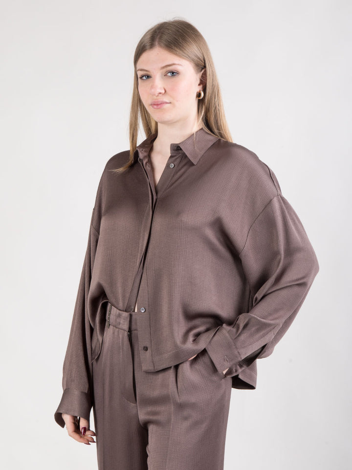 Camicia con collo a vela e abbottonatura nascosta