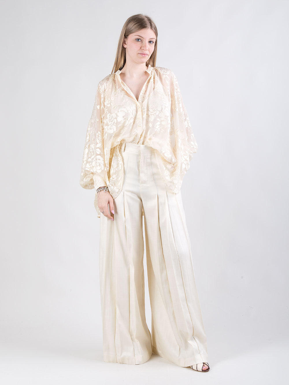 Pantalone ampio con pinces colore vaniglia