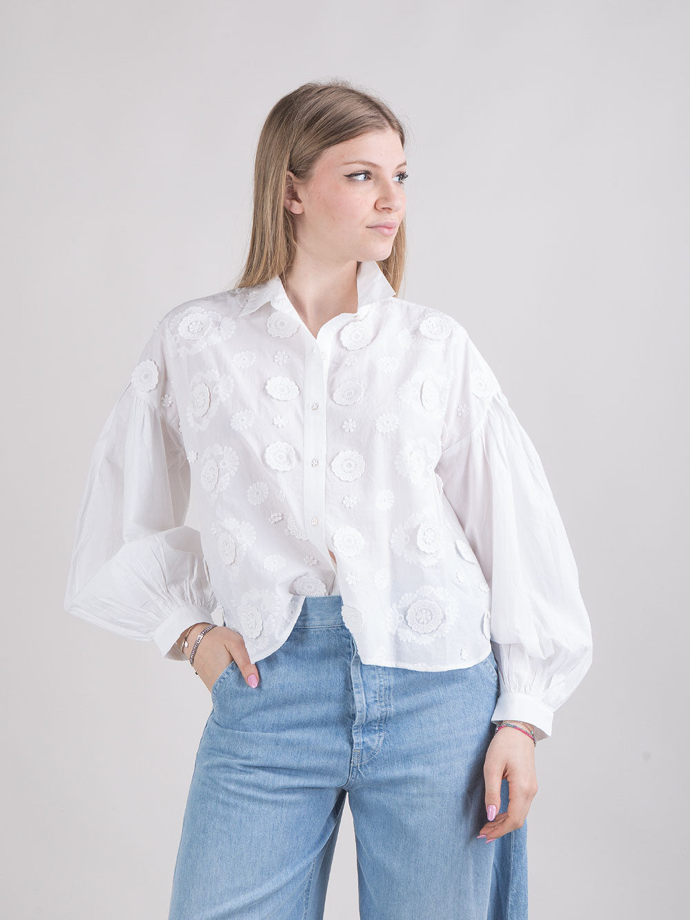 Camicia over con ricami floreali