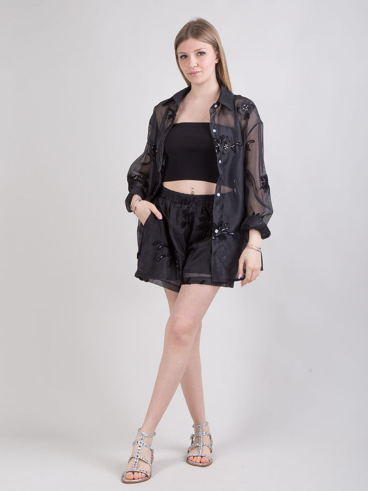 Completo nero con ricami floreali