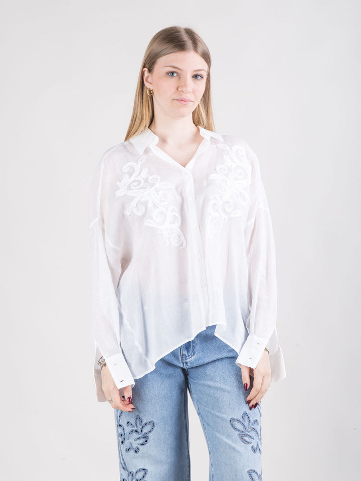 Camicia over ricamata con scollo a V