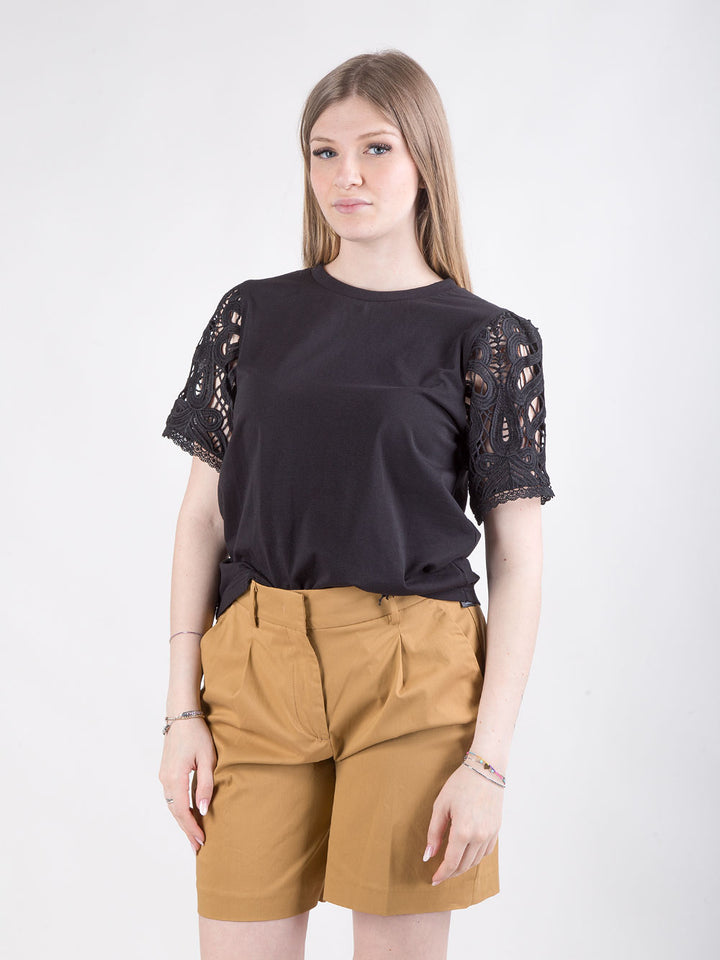 T-shirt in cotone con maniche in pizzo