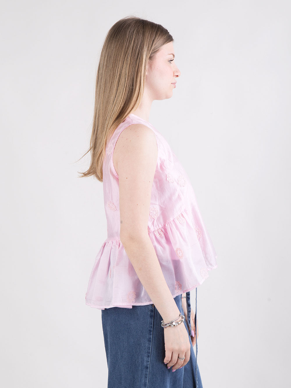 Blusa rosa con fiori a rilievo