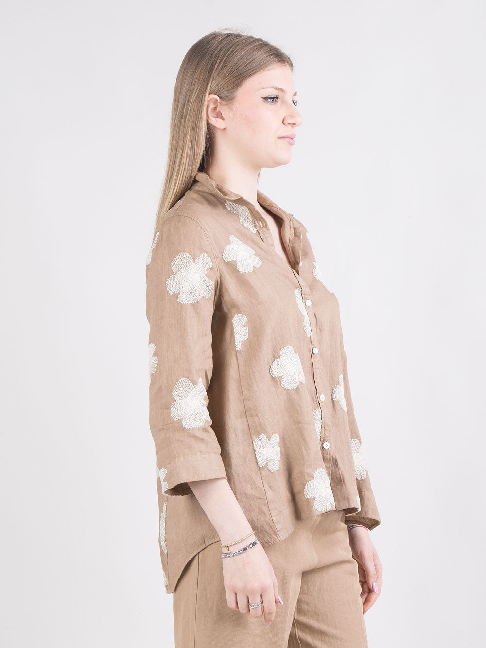 Camicia in lino con ricami floreali