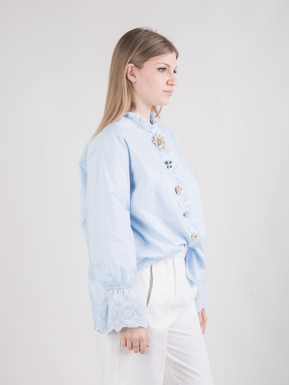 Camicia con bottoni gioiello e dettagli ricamati
