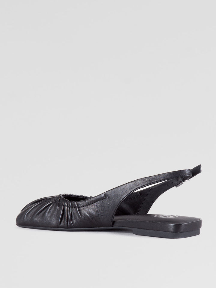 Ballerina in pelle nera a punta quadrata