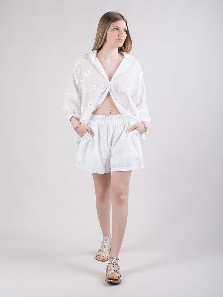 Completo bianco con ricami floreali