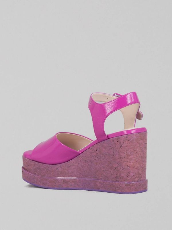 SHINY LEATHER WEDGE SANDALS
