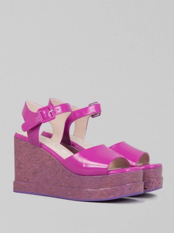SHINY LEATHER WEDGE SANDALS