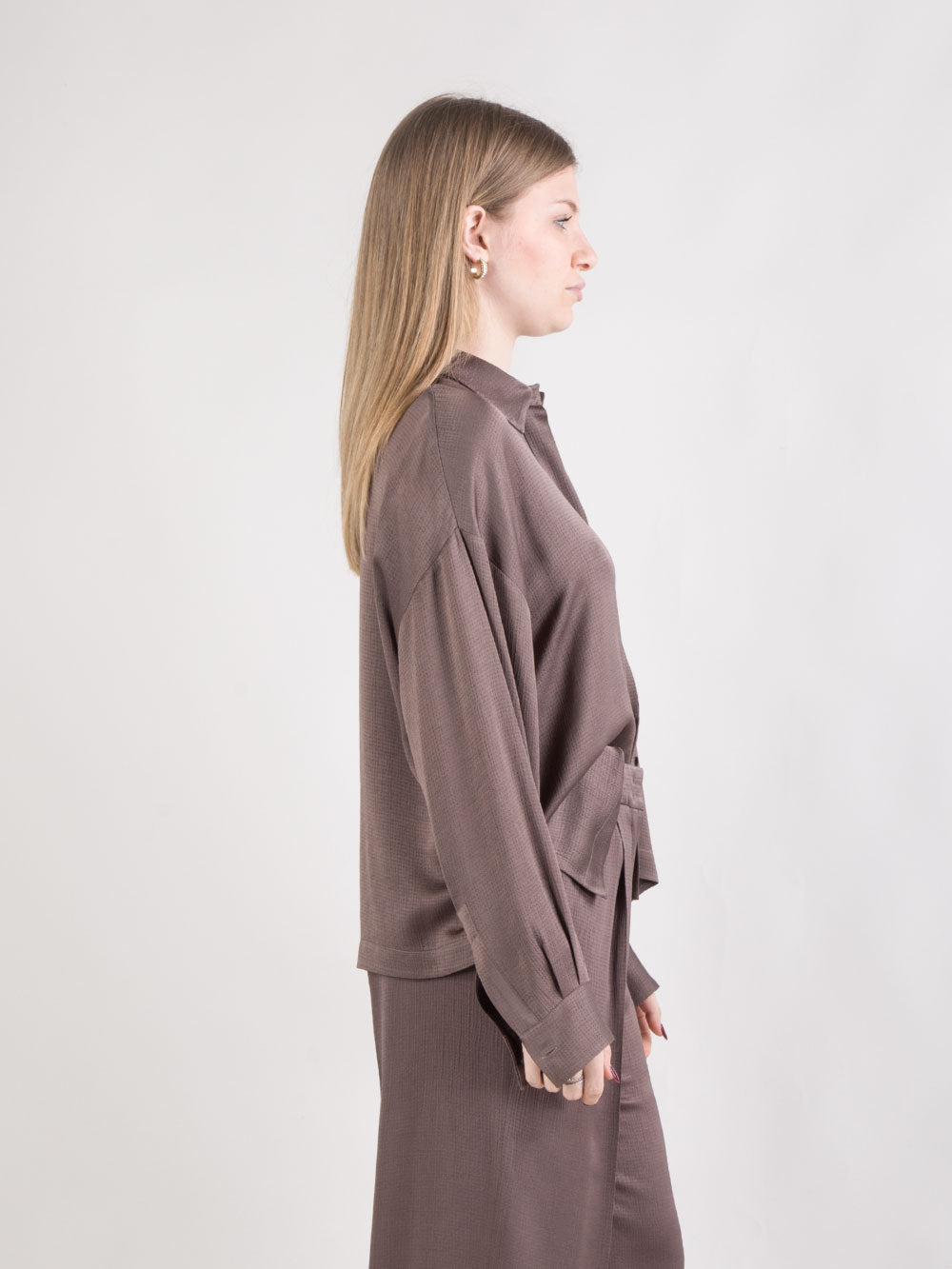 Camicia con collo a vela e abbottonatura nascosta