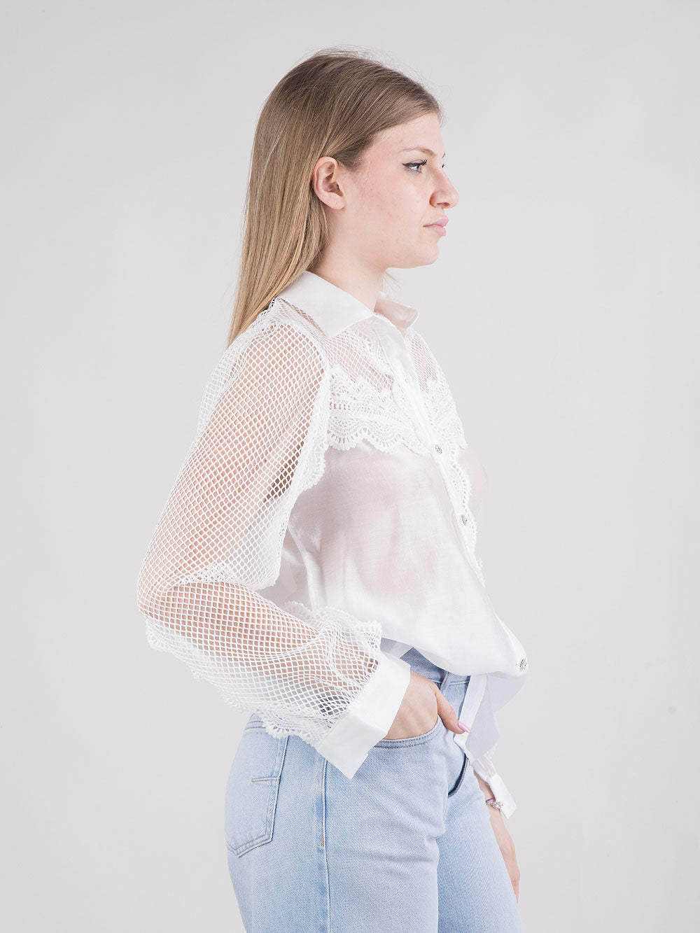 Camicia bianca ricamata con maniche in microrete