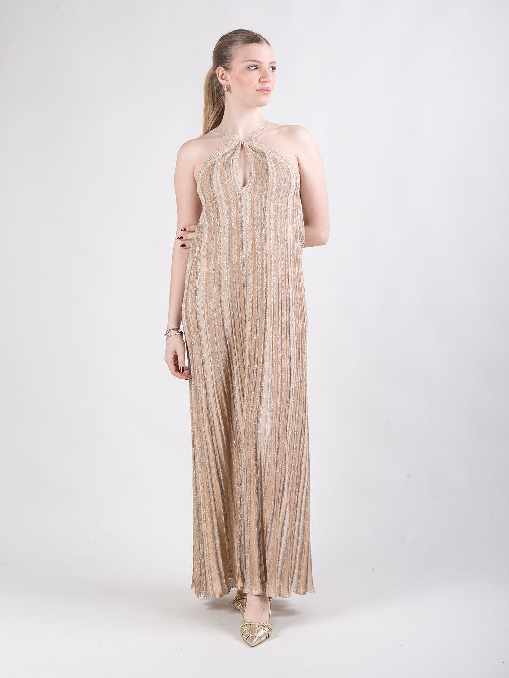 Abito lungo con scollo e mantella in seta