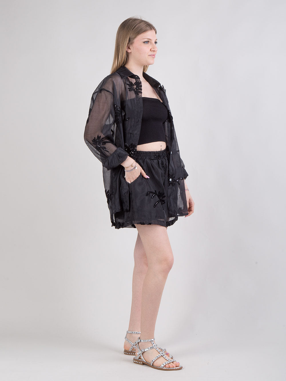 Completo nero con ricami floreali