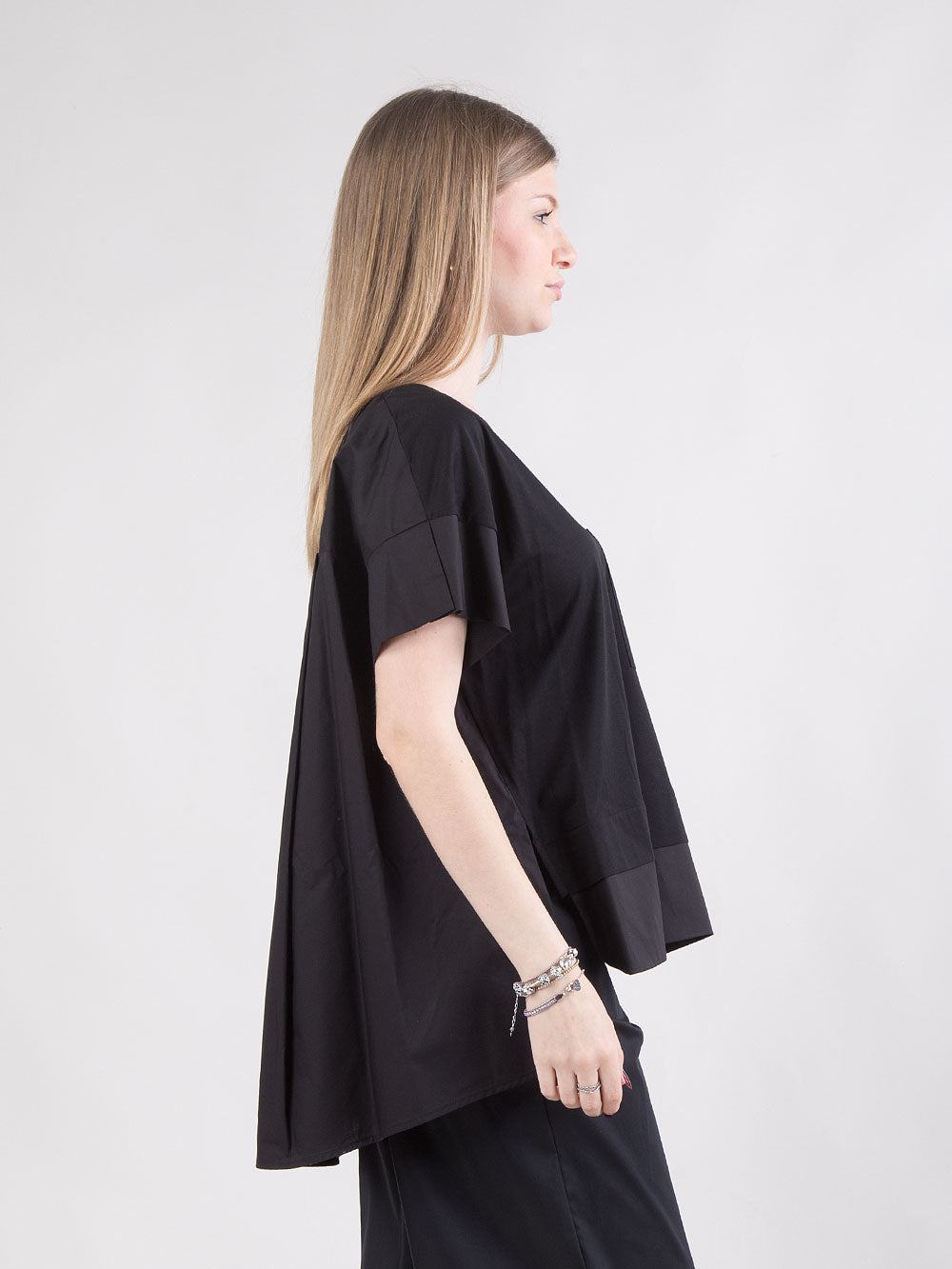 T-shirt con scollo a barca e dettaglio popeline