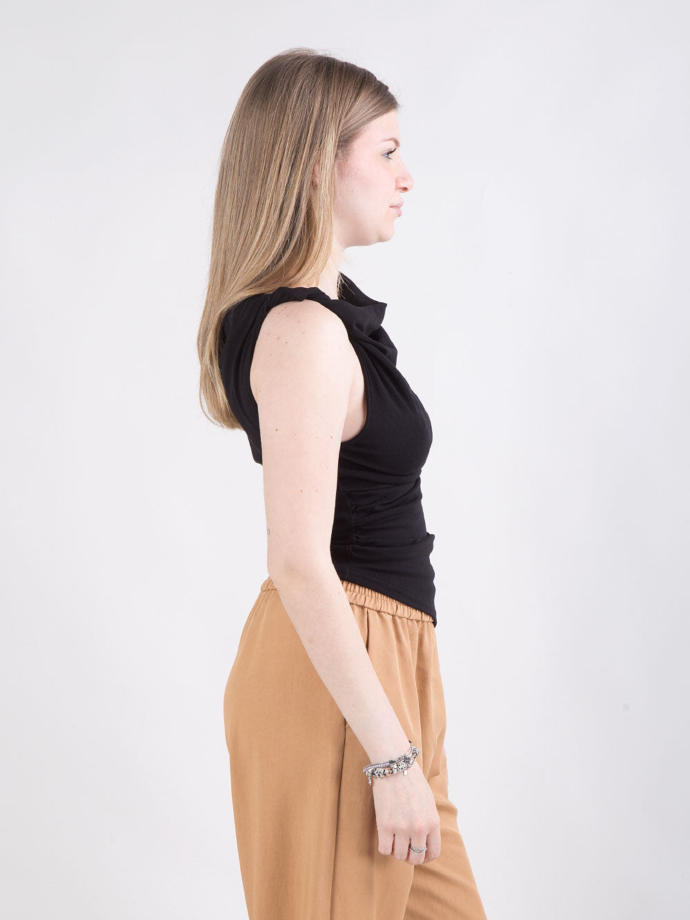Top nero smanicato con nodo