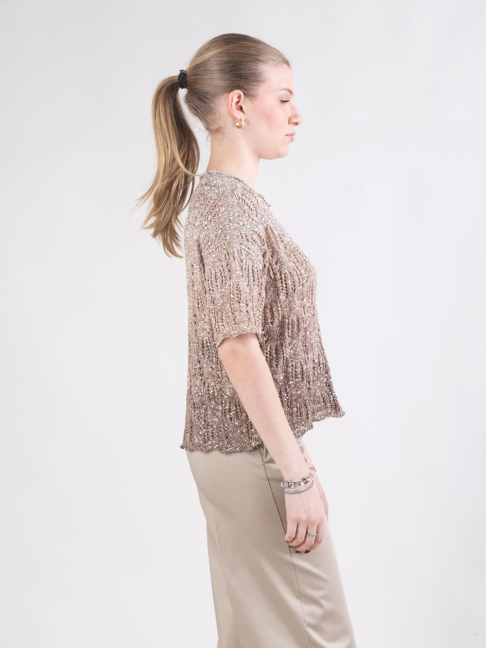 Maglia corta traforata con cristalli e lavorazione degradé
