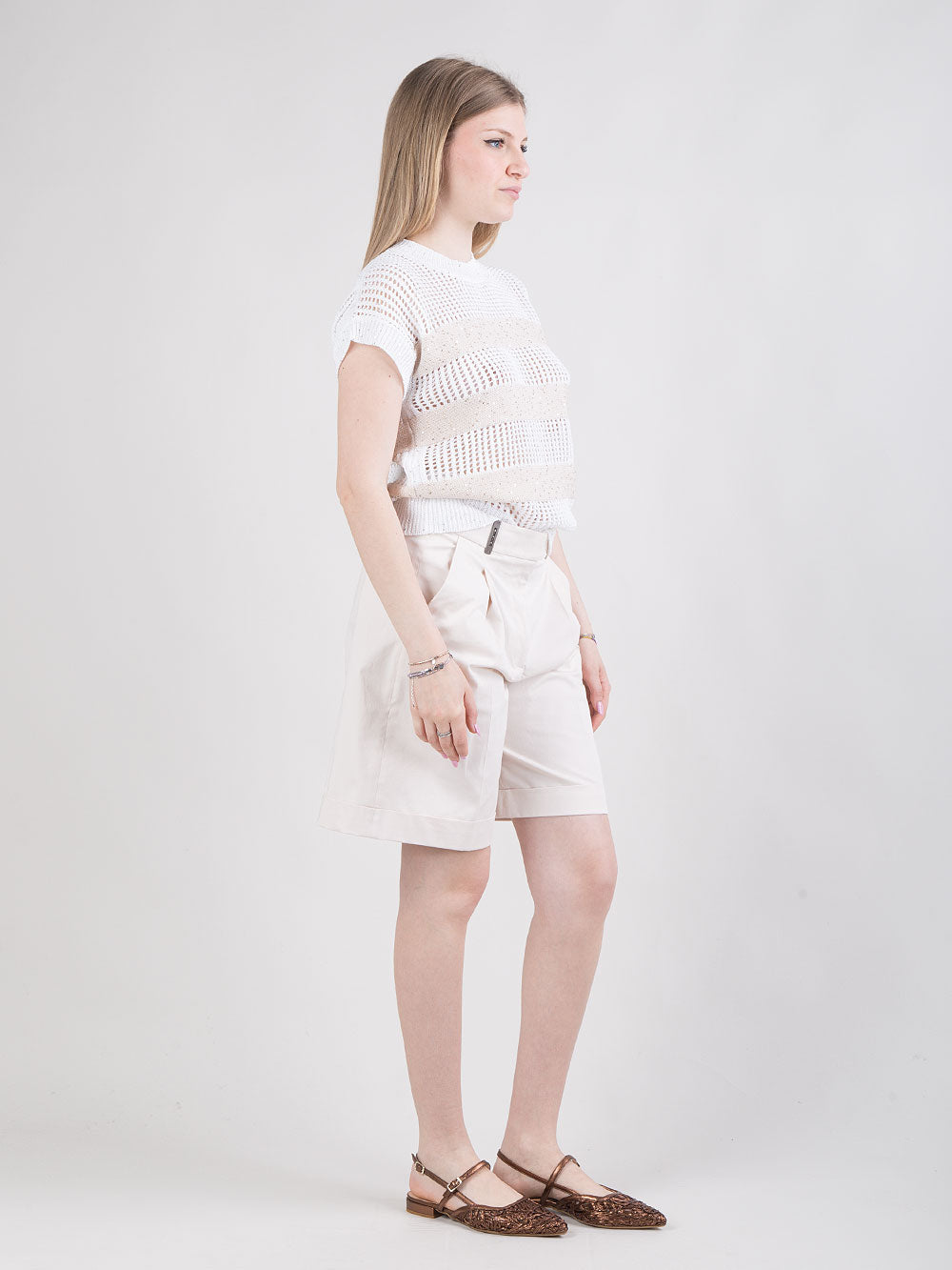 shorts con pinces e dettagli regolabili