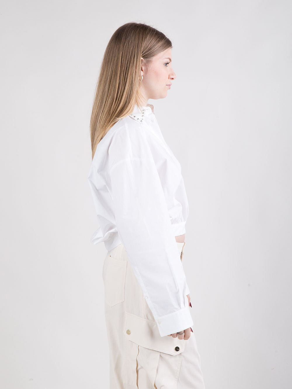 Camicia cropped con ricamo gioiello