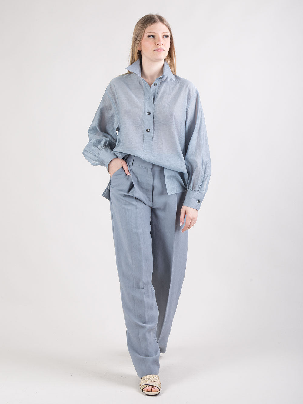 Pantalone ampio con pinces