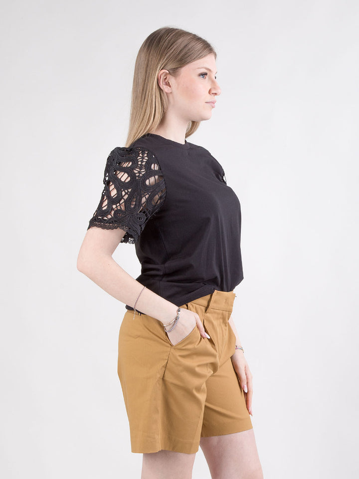 T-shirt in cotone con maniche in pizzo