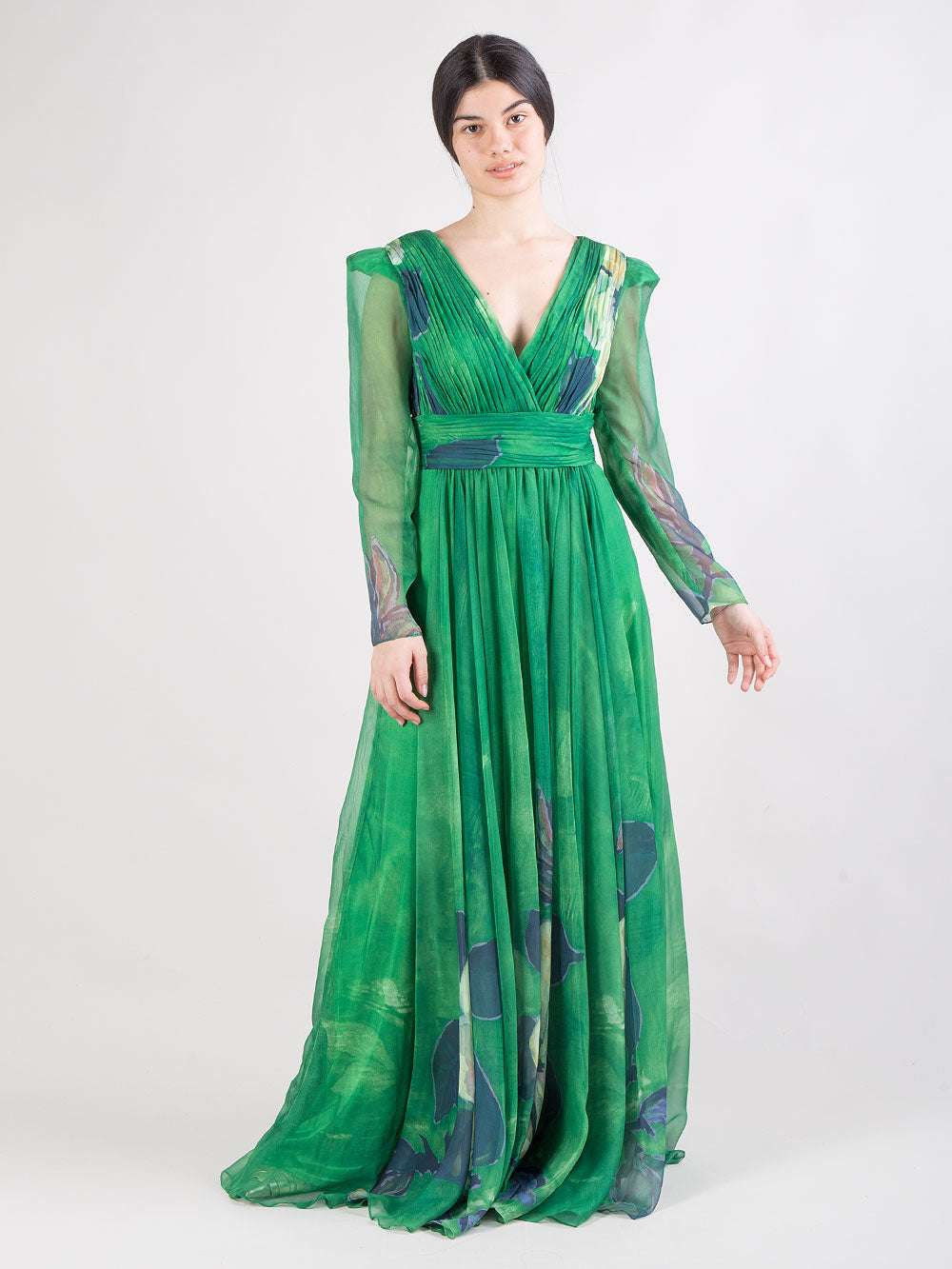 Abito lungo floreale con drappeggio e maniche in velo