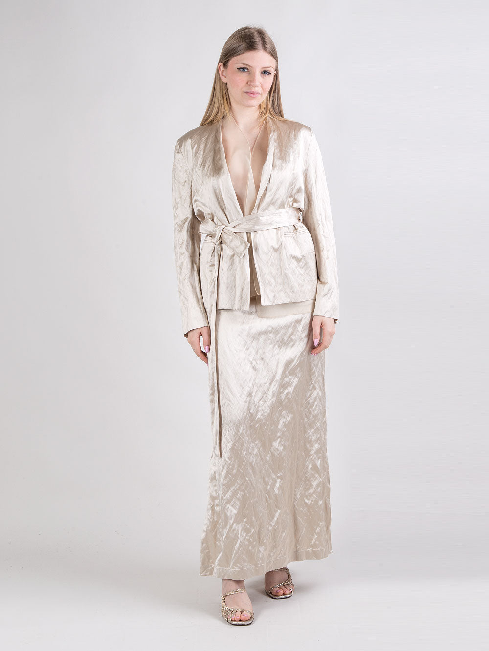 Completo giacca e gonna in viscosa stropicciata beige dorato