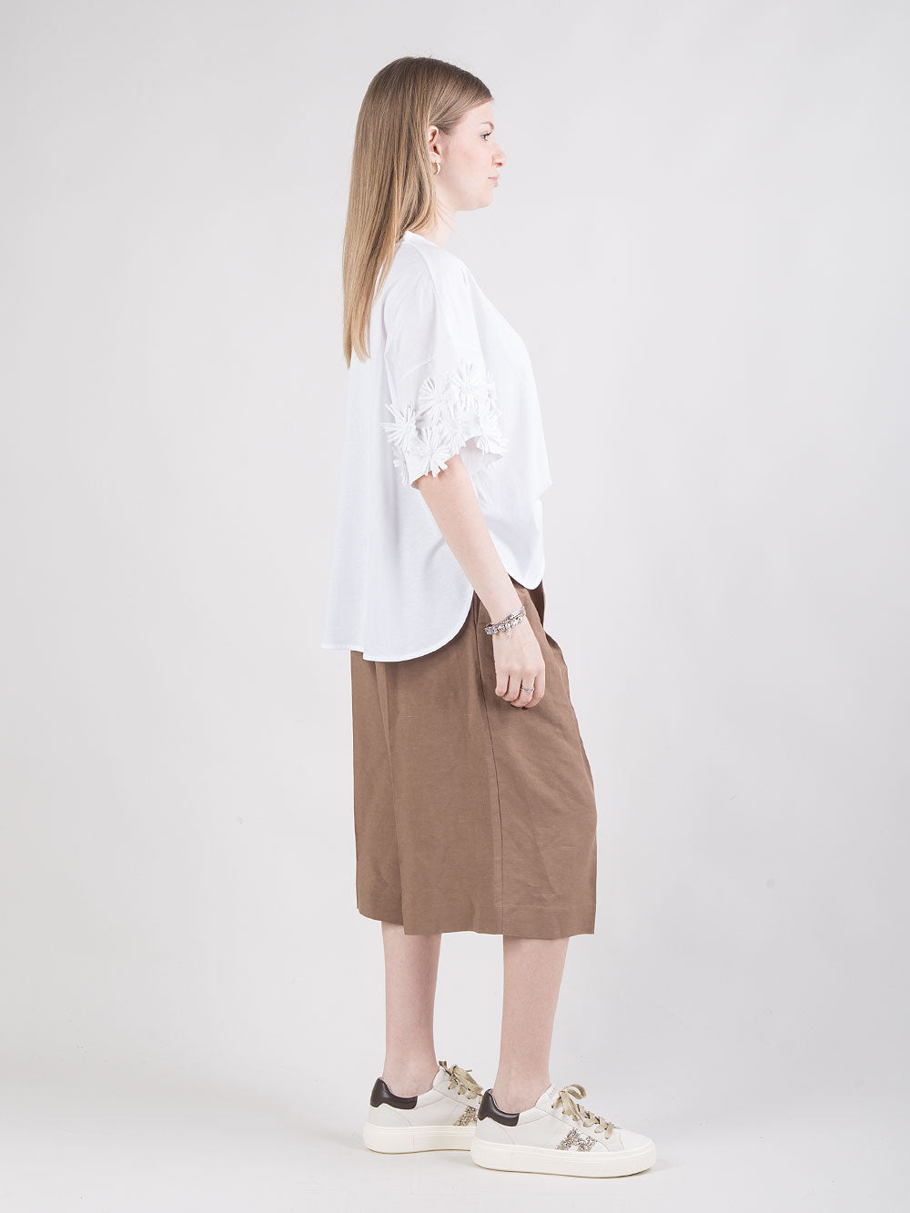 T-shirt over con dettaglio floreale