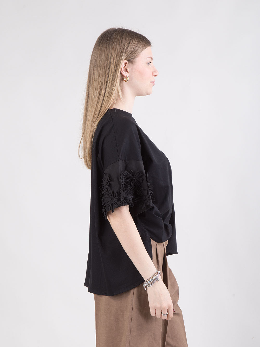 T-shirt over con dettaglio floreale