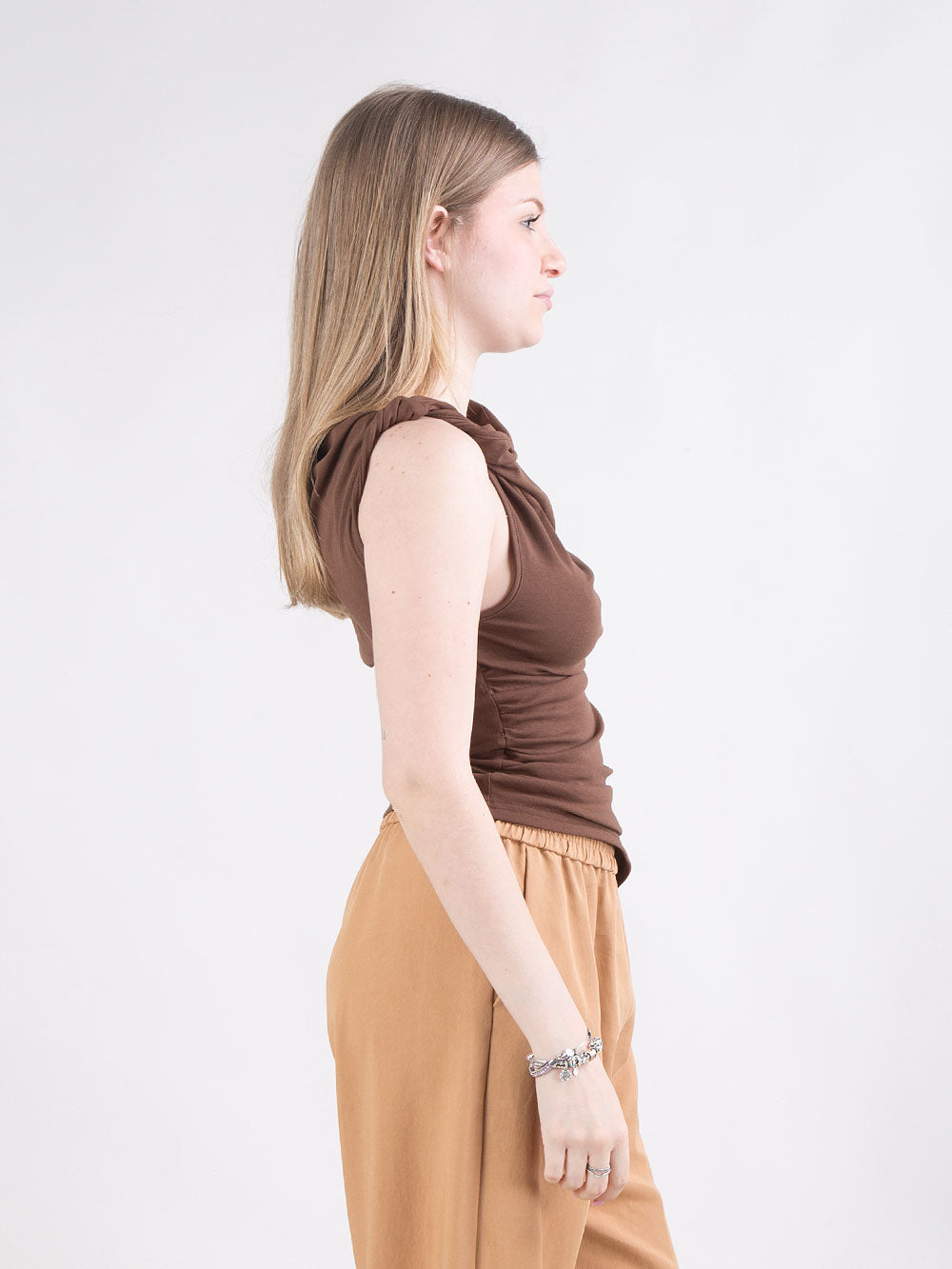 Top nero smanicato con nodo