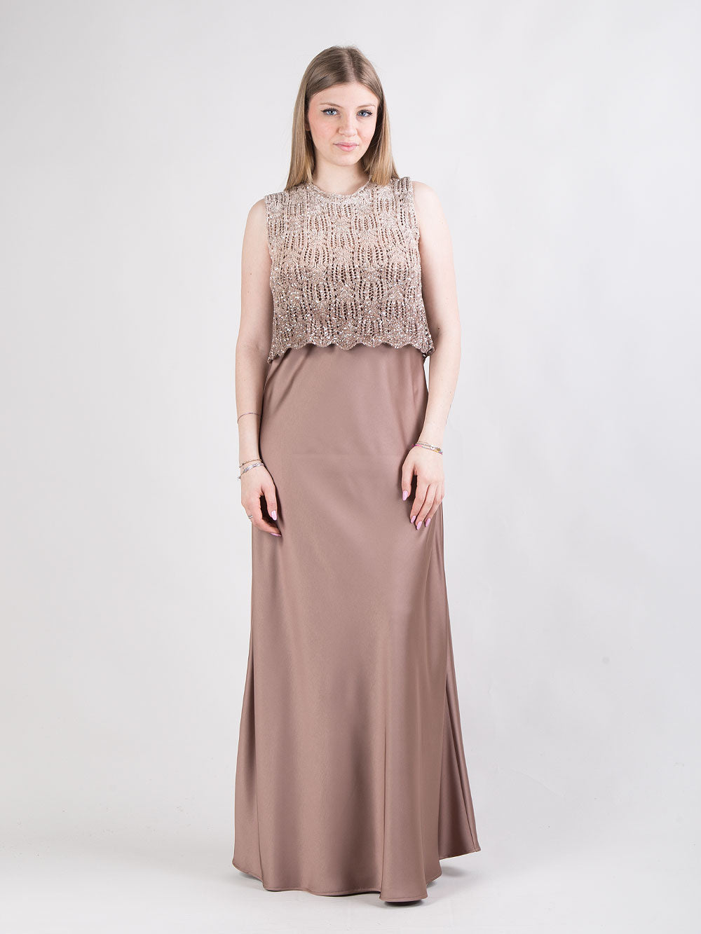 Abito con canotta in maglia e sottoveste in raso