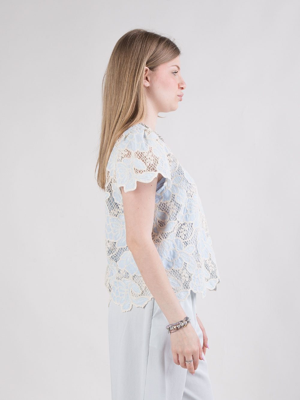 Blusa in pizzo con strass sul collo