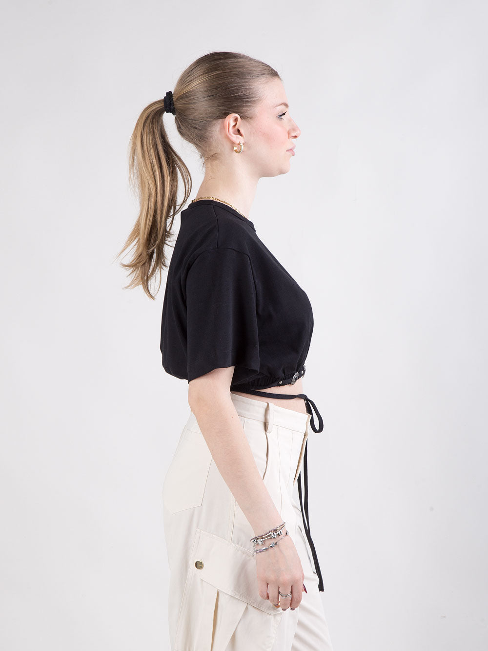 T-shirt cropped con laccio in vita