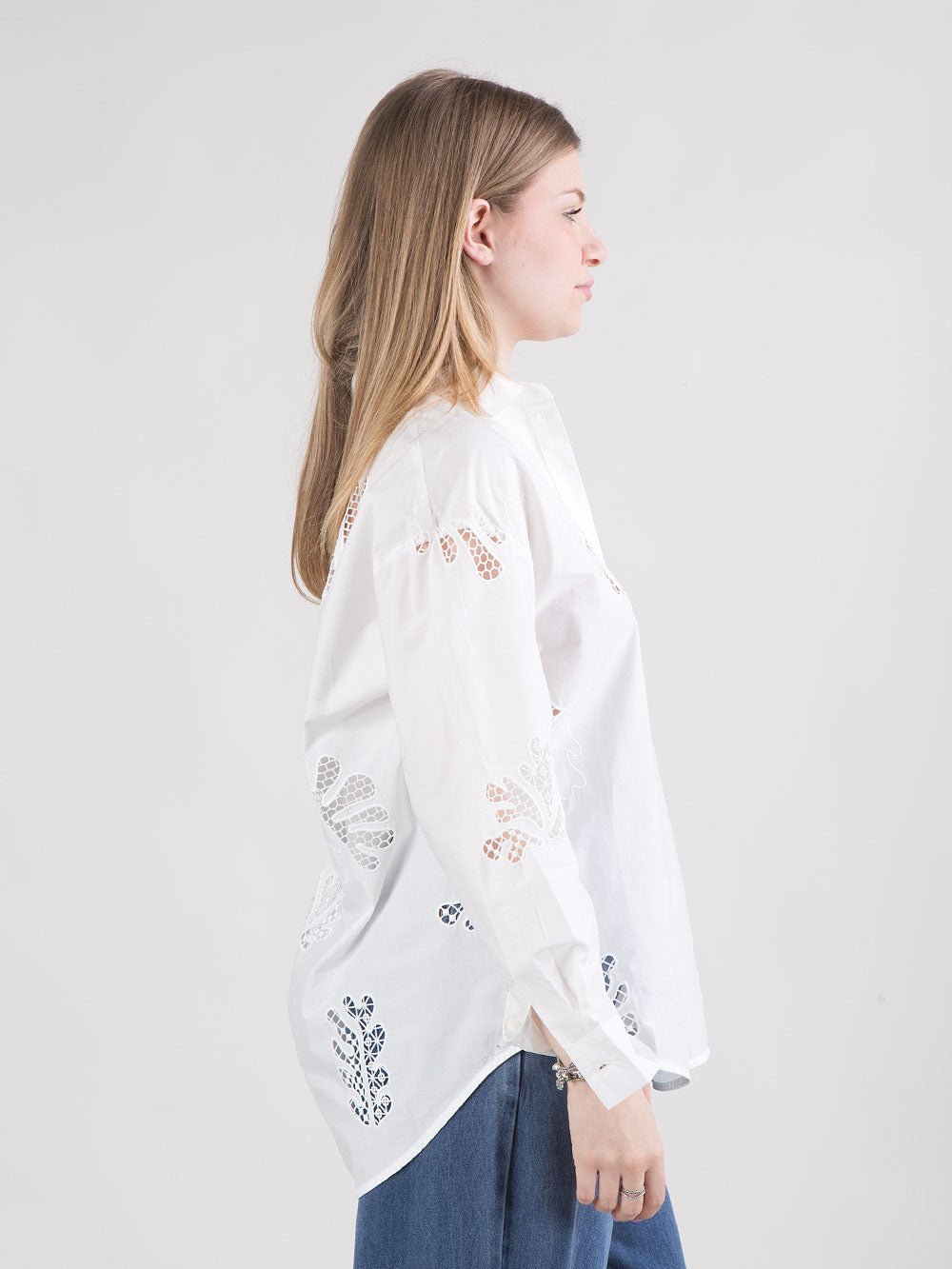 Camicia bianca over con inserti ricamati