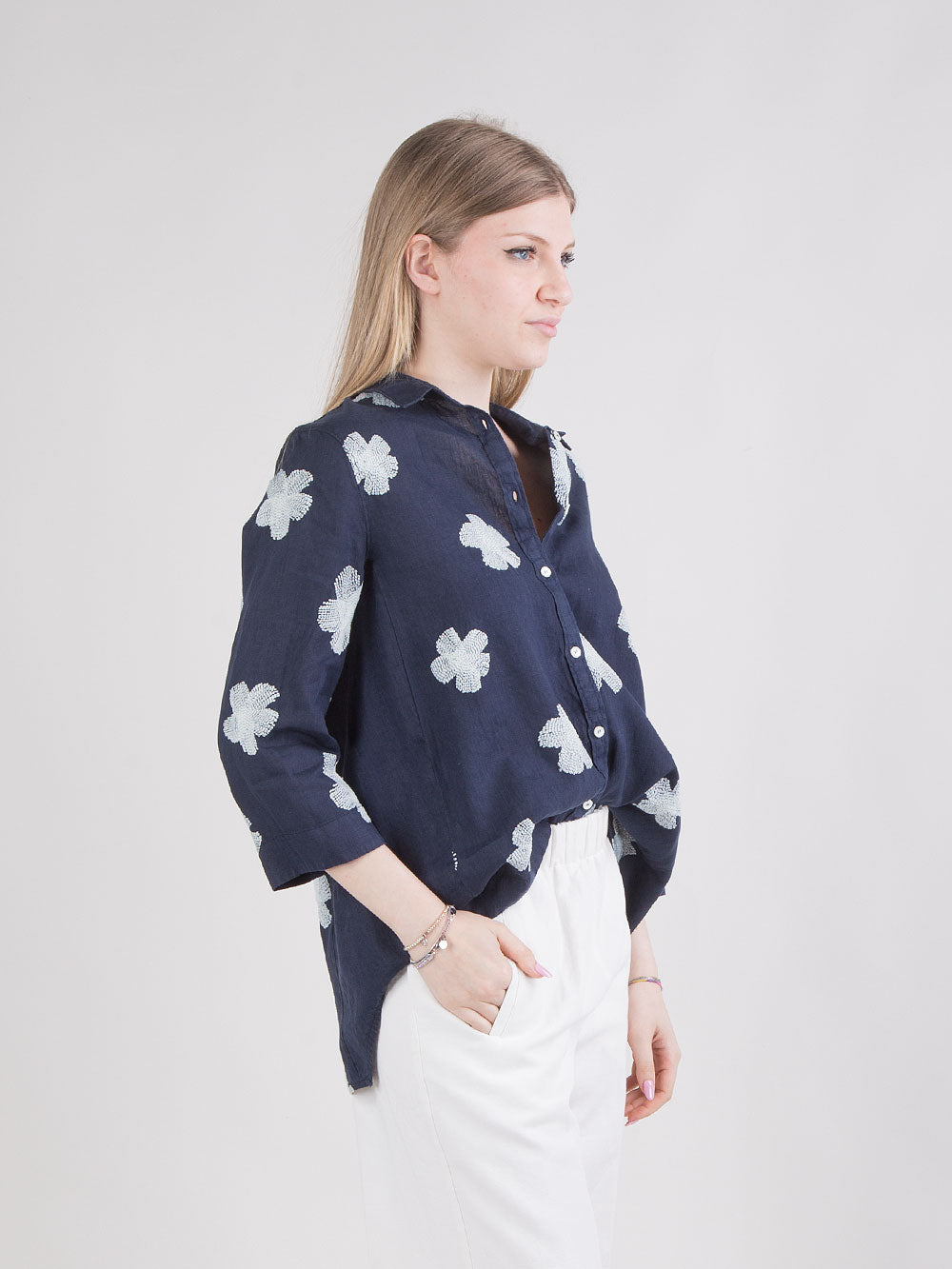 Camicia in lino con ricami floreali