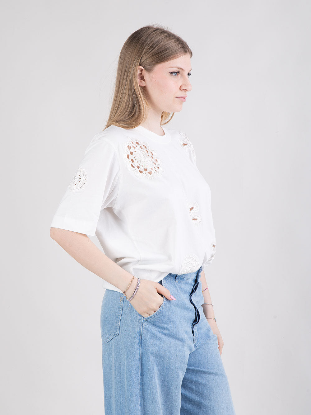 T-shirt over con ricami