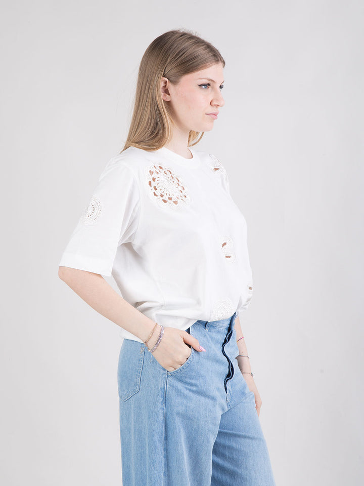 T-shirt over con ricami