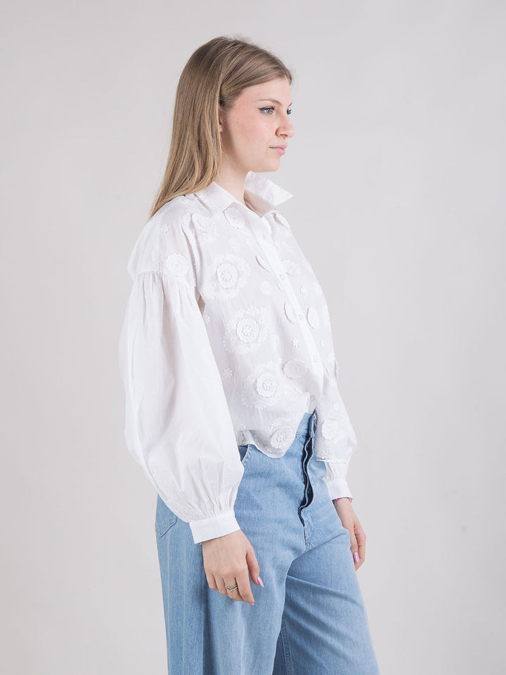 Camicia over con ricami floreali