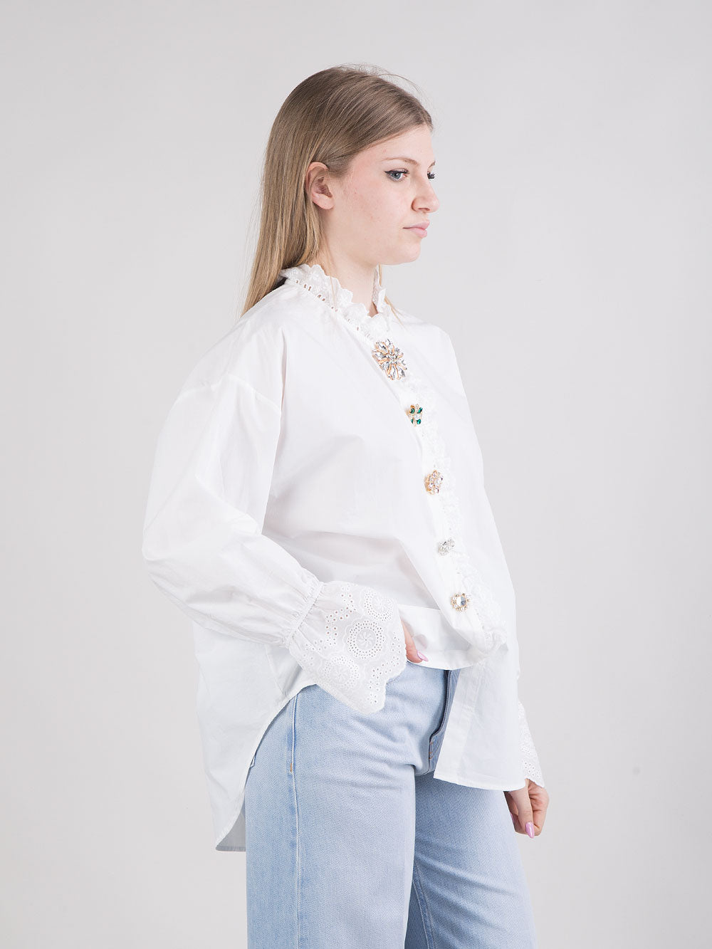 Camicia con bottoni gioiello e dettagli ricamati