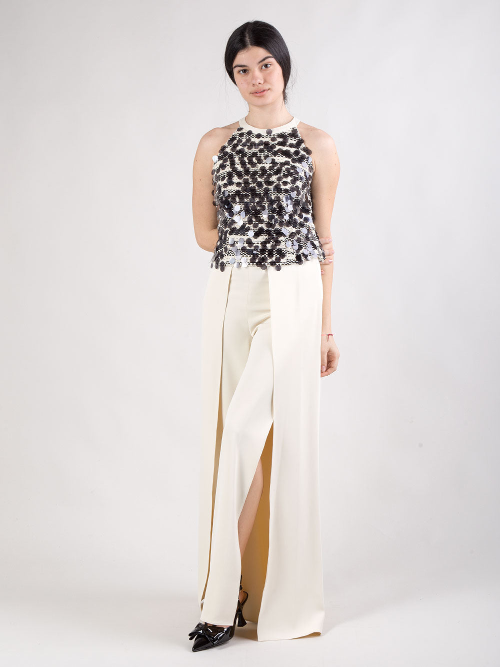 Completo pantalone con spacchi e top con maxi paillettes