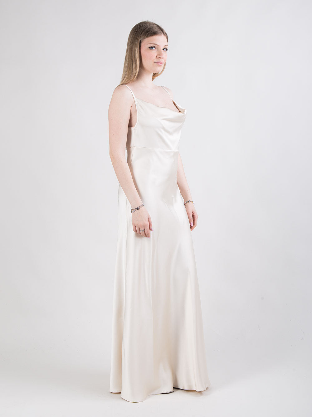 Abito lungo in satin con scollo a cappuccio