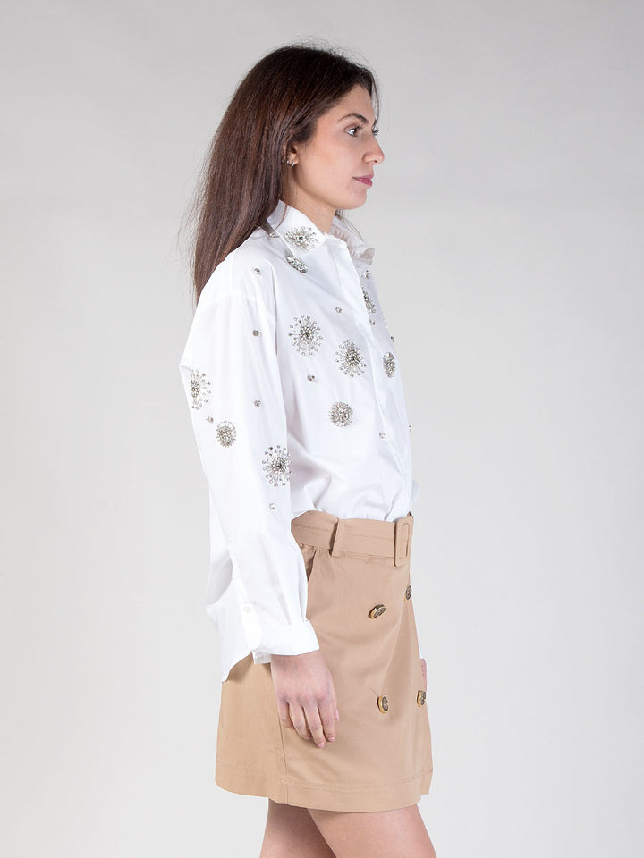 Camicia over bianca con ricami floreali